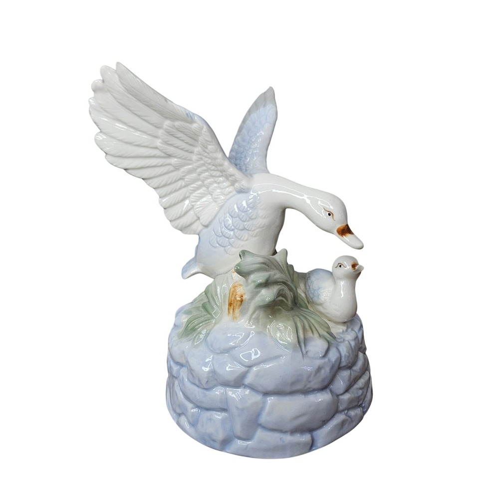 Vintage Porcelain Swan & Cygnet Music Box Figurine White Blue Green Grass Taiwan